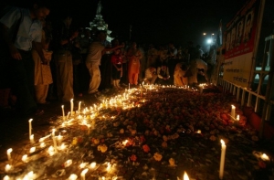 Na připomínku obětí terorismu v Bombaji lidé zapalovali svíčky.