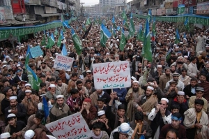 Příznivci islamistické strany na demonstraci proti USA v Pákistánu.