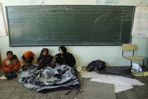 Truchlící příbuzní obětí izraelského útoku na palestinskou školu.