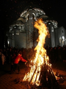 Tradiční vánoční pálení větví před chrámem sv. Sávy v Bělehradě.