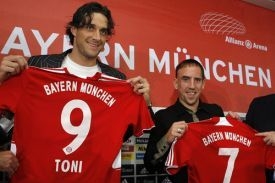 Hráči Bayernu Mnichov Toni Luca (vlevo) a Franck Ribery