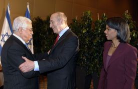 Condoleezza Riceová, Ehud Olmert a Mahmúd Abbás (vlevo)
