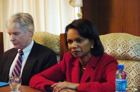 Condoleezza Riceová a velvyslanec USA v Iráku Ryan Crocker jednají v Kirkúku.