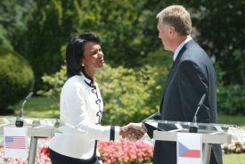 Condoleezza Riceová s Mirkem Topolánkem při podpisu smlouvy o radaru.