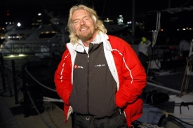 Richard Branson vedle své plachetnice před vyplutím z New Yorku.