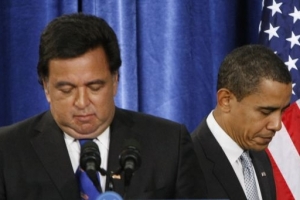 Svěšené hlavy... Richardson (vlevo) se vzdává postu v Obamově kabinetu