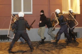 Lotyšská policie proti násilníkům v historickém centru hlavního města.