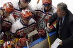 Miloš Říha při poradě s parubickými hokejisty
