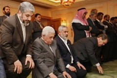 Vůdce Hamasu Chálid Mišal (vlevo), palestinský president Mahmúd Abbás (druhý vlevo) a palestinský premiér Ismail Haniyeh se modlí v mekce ve čtvrtek 8.února.