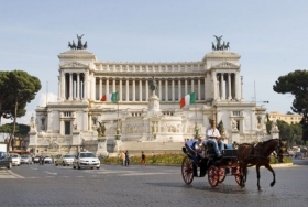 Kočár míjí monument Vittoria Emanuela III.