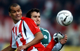 Hvězda AEK Rivaldo (vlevo).