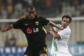 Rivaldo (vlevo) dohraje v Uzbekistánu.