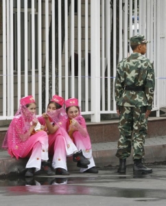 Ujgurské cheerleaders. I ony jsou pod dohledem.