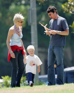 Sharon Stoneová tráví odpoledne se svým kamarádem a synem Roanem.