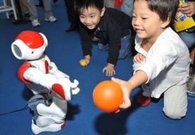 Setkání s robotem může děti obohatit, ale všeho moc škodí.