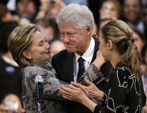 ... a deset let po aféře Lewinská jsou Clintonovi šťastná rodina