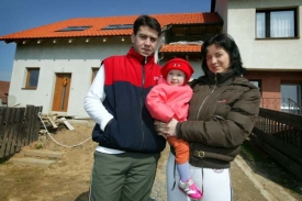 Rodina Libora Broži před svým domkem v Jabloňově.