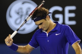Roger Federer během finále Australian Open proti Rafaelu Nadalovi.