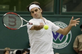 Roger Federer v utkání s Mariem Ančičem.