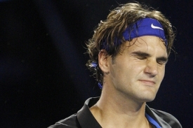 Roger Federer v utkání s Novakem Djokovičem.