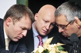 Vedení ČEZ se radí: Martin Roman, Daniel Beneš, Vladimír Schmalz.