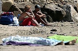 Dilema. Odejít kvůli dvou utonulým dívkám na jinou pláž?