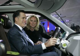 Romney v rámci kampaně zavítal i na výstavu automobilů do Detroitu.