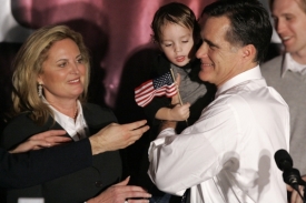 Mitt Romney se svým osmnácti měsíčním vnukem po skončení primárek.