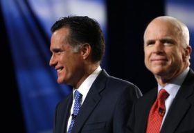 Mitt Romney (vlevo) a John McCain.