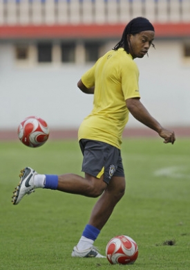 Ani brazilský fotbalista Ronaldinho nouzí netrpí.