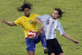 Brazilská hvězda Ronaldinho (vlevo) bojuje o míč.