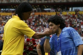 Diego Maradona líbá ruku Ronaldinhovi, který získal s Brazílií bronz.