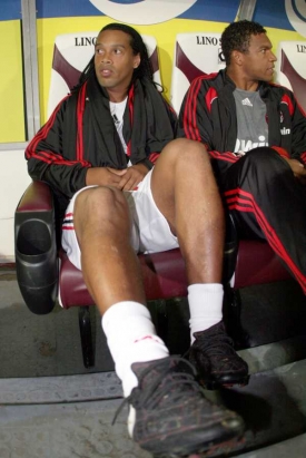 Brazilec Ronaldinho sleduje své spoluhráče jen z lavičky náhradníků.