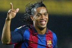 Věčně rozesmátý Ronaldinho se možná bude bavit fotbalem v italském klubu AC Milán
