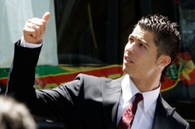 Cristiano Ronaldo opouští dějiště evropského šampionátu.