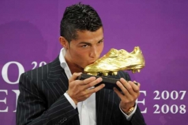 Portugalský fotbalista C. Ronaldo převzal v sobotu Zlatou kopačku.