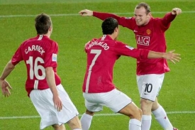 Wayne Rooney oslavuje se spoluhráči vstřelení gólu.