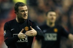Wayne Rooney vyběhne k městskému derby bez reklam na dresu.