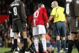 Aktéři incidentu: Rooney (v červeném), Riskgaard (na zemi).