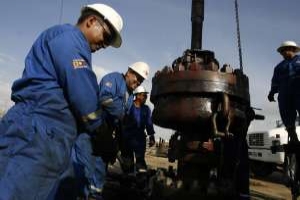 Cenu ropy sráží dolů i obavy ze zpomalení světové ekonomiky