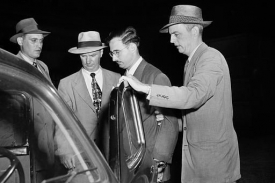 Agenti FBI odvádějí Julia Rosenberga - rok 1950.