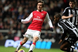 Záložník Arsenalu Tomáš Rosický v duelu proti Newcastlu.