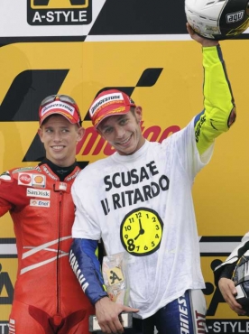 Valentino Rossi v tričku s nápisem 