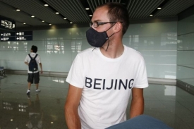 Američtí cyklisté přiletěli do Pekingu s rouškami proti smogu.