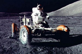 Astronauti mise Apollo používali otevřená vozítka bez tlakové kabiny.