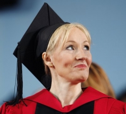 J. K. Rowlingová na snímku z Harvardu z června tohoto roku.
