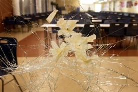 rozbité sklo po střelbě ve finské škole