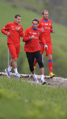 Rozehnal (vpravo) se spoluhráči při výběhu do korutanských vrchů.