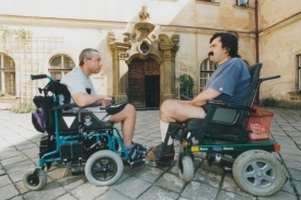 Pacienti s roztroušenou sklerózou často končí na vozíku.