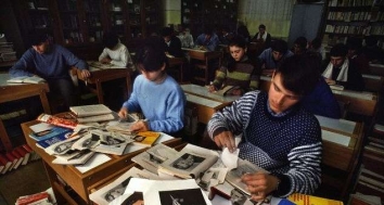 Rumunští žáci vytrhávají z učebnic obrázky rudých pohlavárů, 1992.